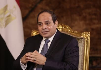 "منظمة السياحة العالمية" تهدي الرئيس السيسي درعا تذكاريا لدعمه للقطاع السياحي