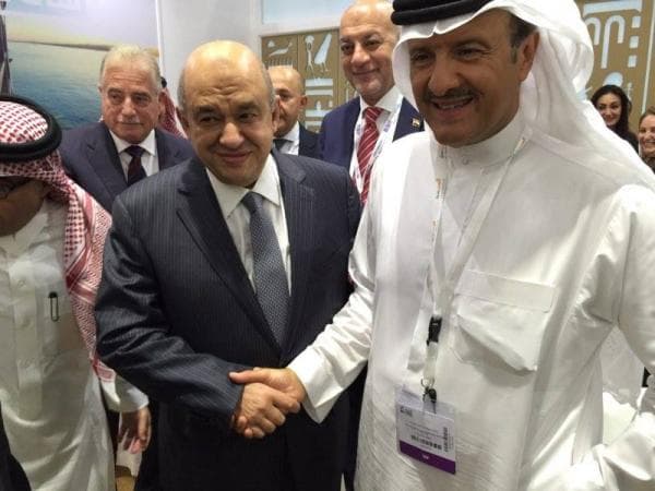 راشد يستقبل رئيس هيئة السياحة والآثار السعودية خلال زيارته للجناح المصري بمعرض دبي