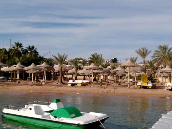 مستثمرو السياحة ينتقدون فرض المحليات رسوم على شواطئ الفنادق والقرى السياحية