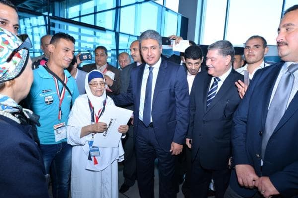 مصر للطيران ترد قيمة التذاكر لإثنين من الحجاج تطابقت أعمارهم مع عيد ميلادها الـ85