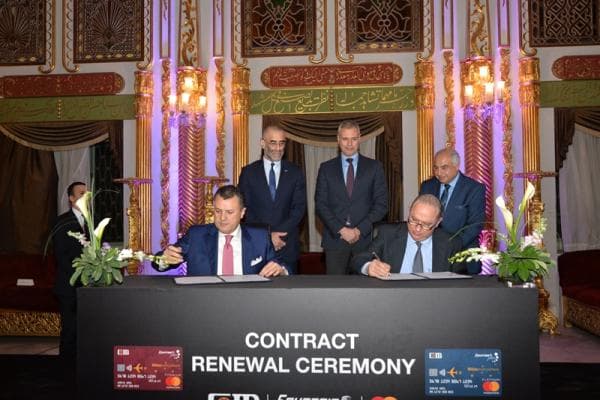 مصر للطيران وبنك CIB يجددان اتفاقية البطاقة الائتمانية المشتركة لـ 5 سنوات
