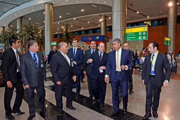 فتحي ووزير الأمن البريطاني في جولة بمبنى (2) بمطار القاهرة ويبحثا العودة لشرم الشيخ