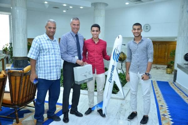 مصر للطيران تستقبل عبد الرحمن صبري أصغر مصمم للطائرات والمطارات بورق الفوم والخشب