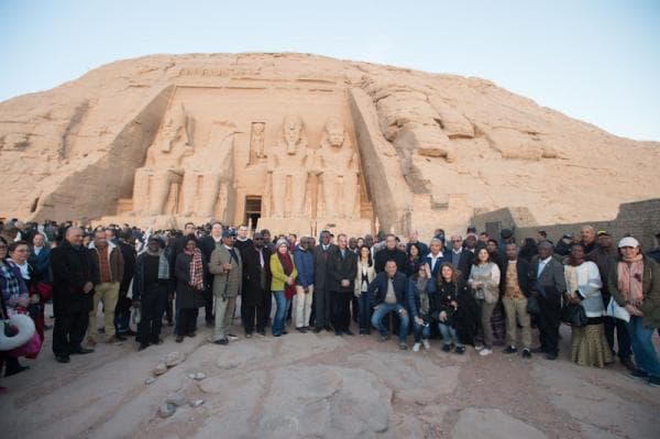 السياحة: 6500 زائر والسفراء الأفارقة يشاهدون تعامد الشمس على وجه رمسيس الثاني في أبو سمبل