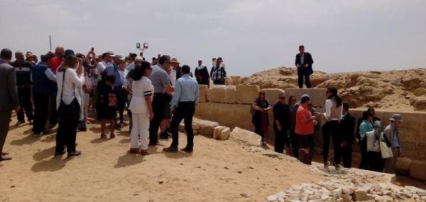 بالصور.. وزير الآثار بمقبرة خوي بسقارة مع 54 سفيرا وأسرهم.. ويسرا تفاجئ الزائرين