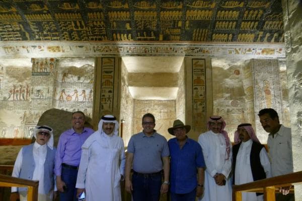 سلطان بن سلمان يزور آثار الأقصر على هامش مشاركته بمؤتمر الطيران والرياضات الجوية