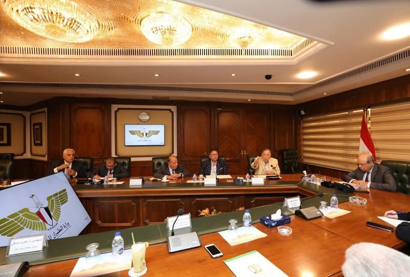 وزير الطيران يبحث مع الاتحاد المصري لجمعيات ومؤسسات المستثمرين مقترحات جذب القطاع الخاص