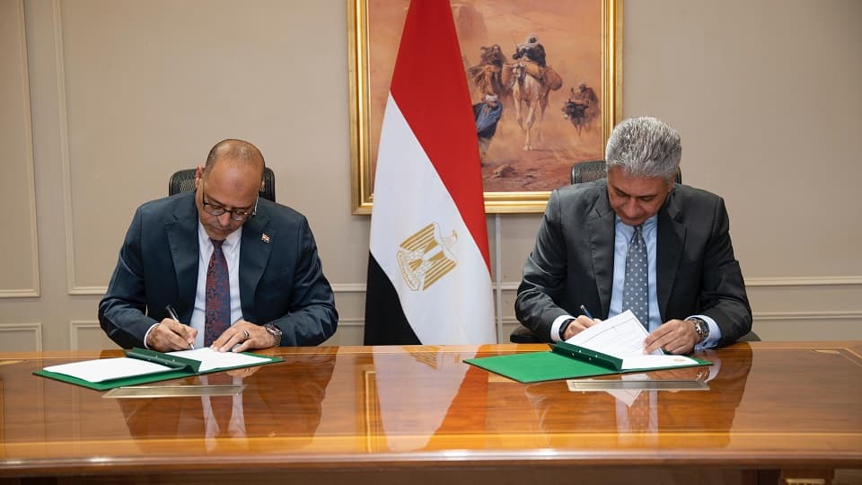 وزيرا السياحة والعمل يوقعان بروتوكول التعاون الخاص بشروط وضوابط ترخيص وحدات الإقامة الفندقية