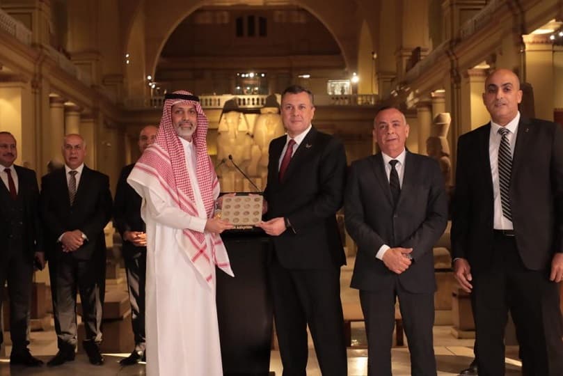 المتحف المصري بالتحرير يشهد مراسم تسليم 176 عملة أثرية للسعودية والأردن والعراق والصين