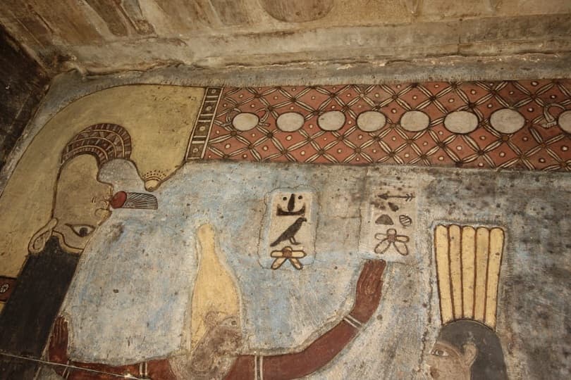 معبد إسنا بالأقصر يظهر المزيد من ألوانه الأصلية خلال أعمال تنظيف الجزء الأخير من السقف