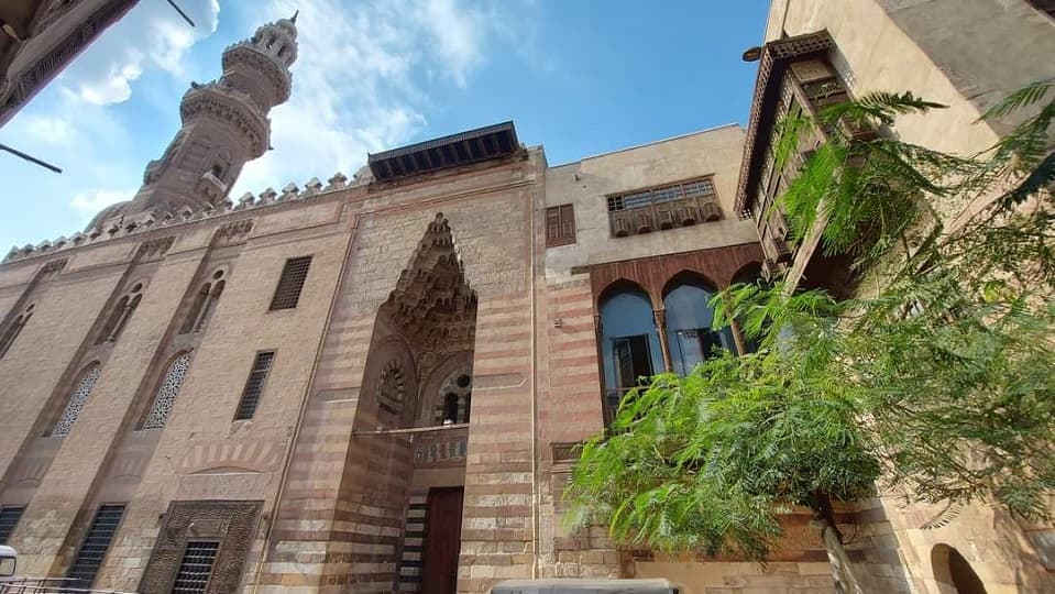 "الأعلى للآثار": رفع كفاءة الخدمات السياحية بمنطقة آثار الدرب الأحمر ومسار سياحي جديد للزوار