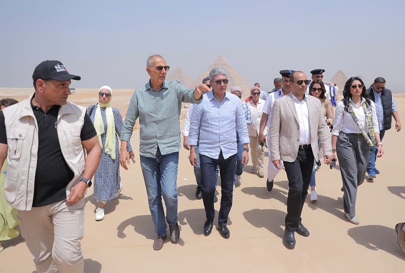 وزير السياحة والآثار يتفقد التجربة السياحية بالأهرامات.. 177 ألف زائر خلال أسبوعين من التشغيل التجريبي