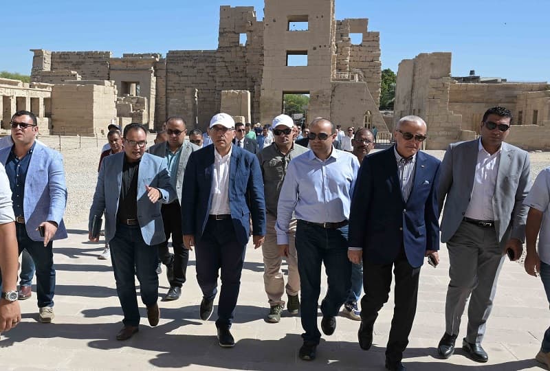 رئيس الوزراء يتفقد أعمال ترميم معبد هابو بالأقصر ويلتقط الصور مع السائحين الزائرين