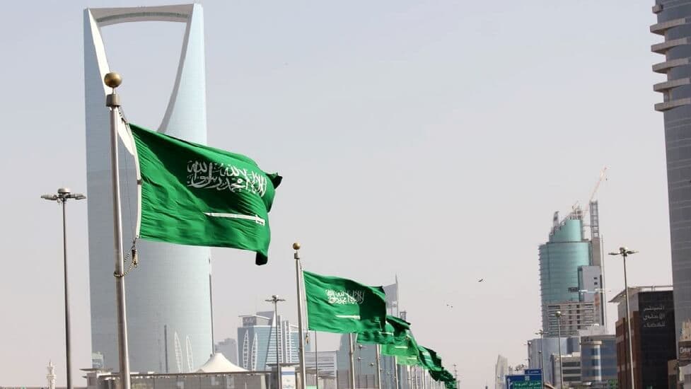 السعودية تعلق رحلات الطيران مع 7 دول بسبب متحور كورونا الجديد