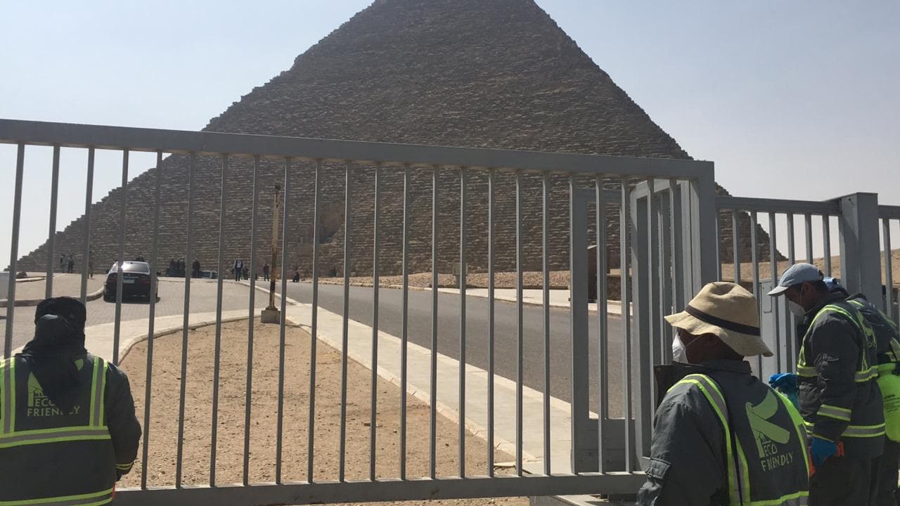 منطقة آثار الهرم تخضع للتعقيم والتطهير الشامل للوقاية من كورونا