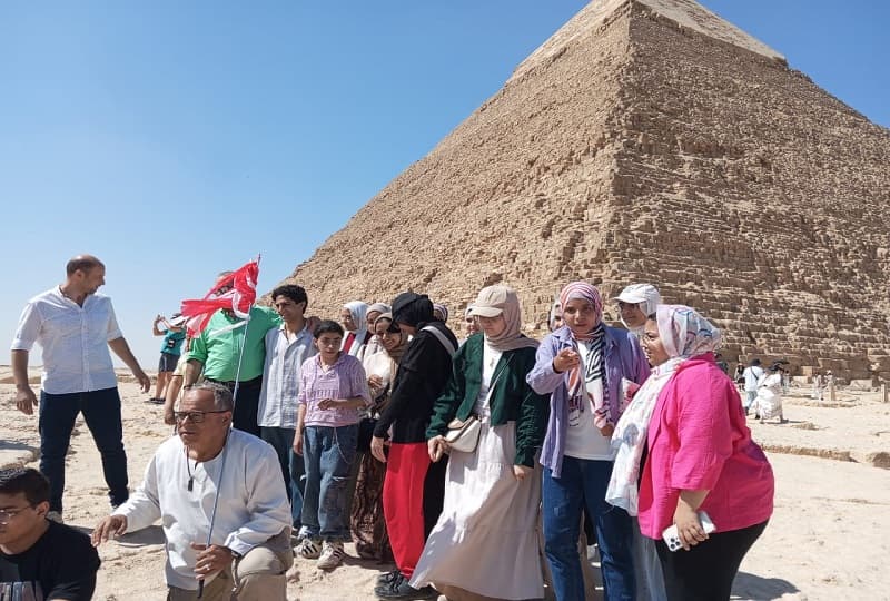 "السياحة والآثار" تنظم رحلة نيلية وجولة لأوائل الثانوية العامة في الأهرامات والمتحف الكبير