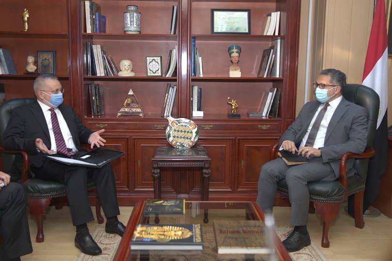 العناني يبحث مع سفير روسيا بالقاهرة استعداد مصر لاستقبال السياحة الروسية