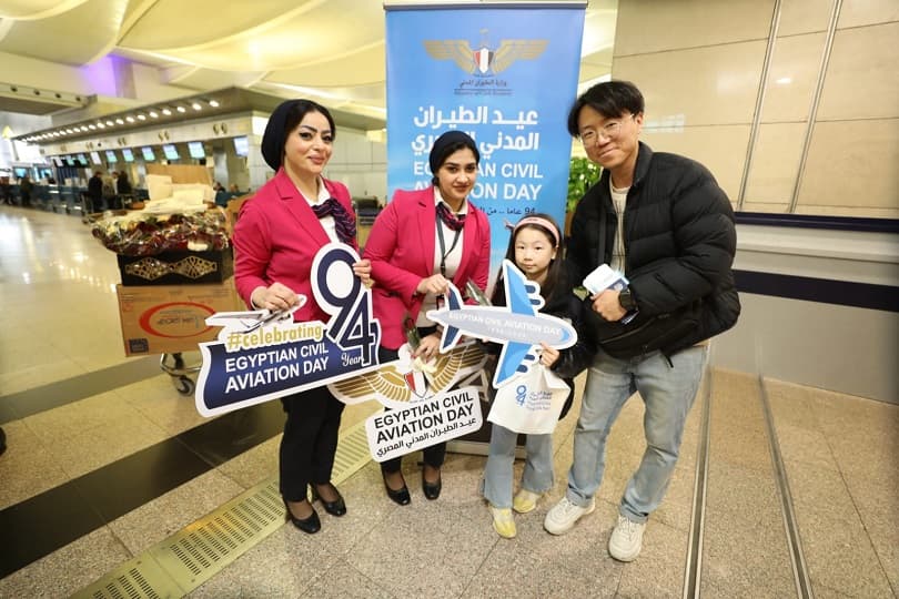 المطارات المصرية تحتفل بعيد الطيران المدني المصري الـ94 مع المسافرين.. بالصور