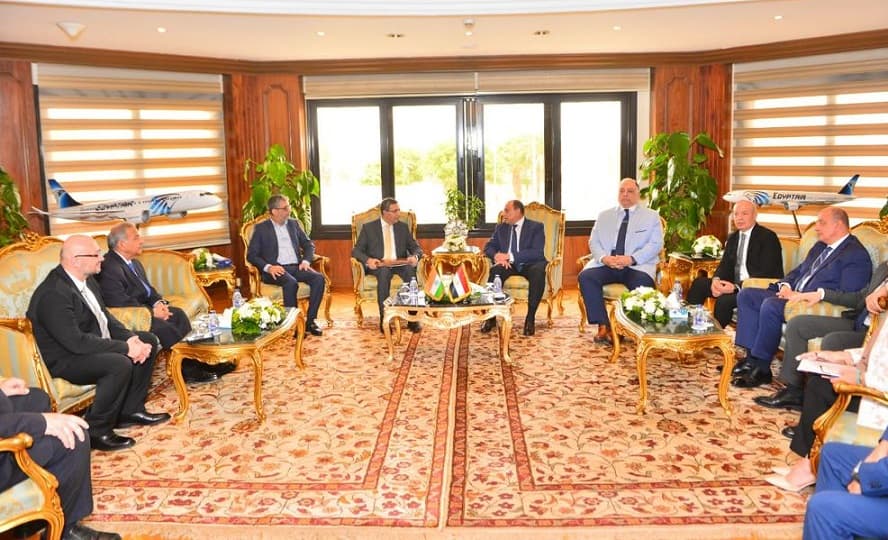 وزير الطيران يبحث مع وفد شركة GMR الهندية الفرص الاستثمارية في مجال تطوير المطارات