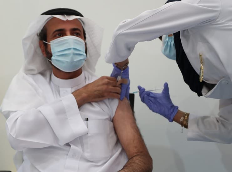 السعودية بدأت حملة التطعيم ضد كورونا.. ووزير الصحة يتلقى أول جرعة