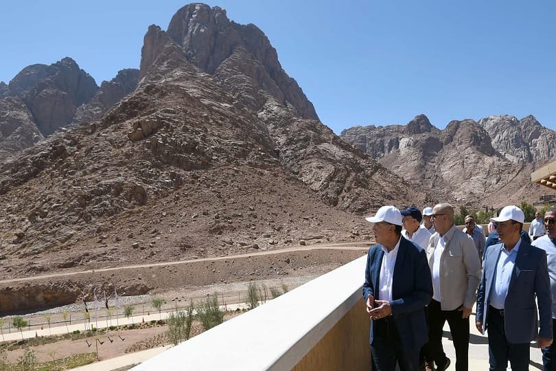 رئيس الوزراء يتفقد مشروع مركز الزوار الجديد بميدان الوادي المقدس في سانت كاترين