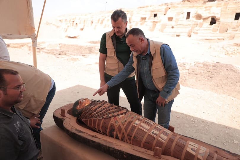 وزير السياحة والآثار يتفقد كشف أثري جديد بموقع حفائر بمنطقة سقارة.. بالصور