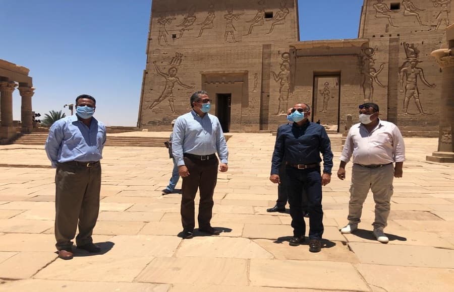 وزير السياحة يتفقد تطبيق إجراءات السلامة الصحية بمعبد فيلة وأحد الفنادق بأسوان.. صور