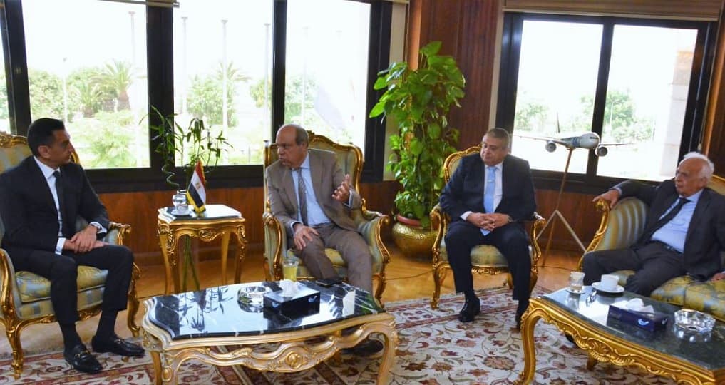 وزير الطيران يبحث مع شركة "بوينج" التعاون في صناعة النقل الجوي وتحديث أسطول مصر للطيران