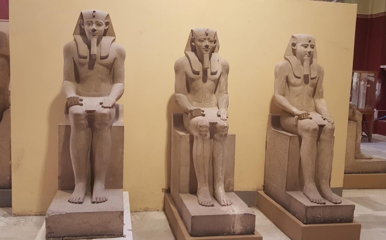 المتحف المصري الكبير يستقبل مجموعة تماثيل الملك سنوسرت الأول
