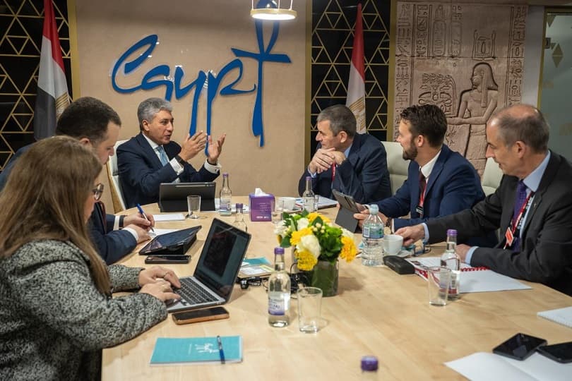 وزير السياحة والآثار يلتقي مسئولي شركات الطيران العالمية خلال بورصة لندن السياحية "WTM 2025"