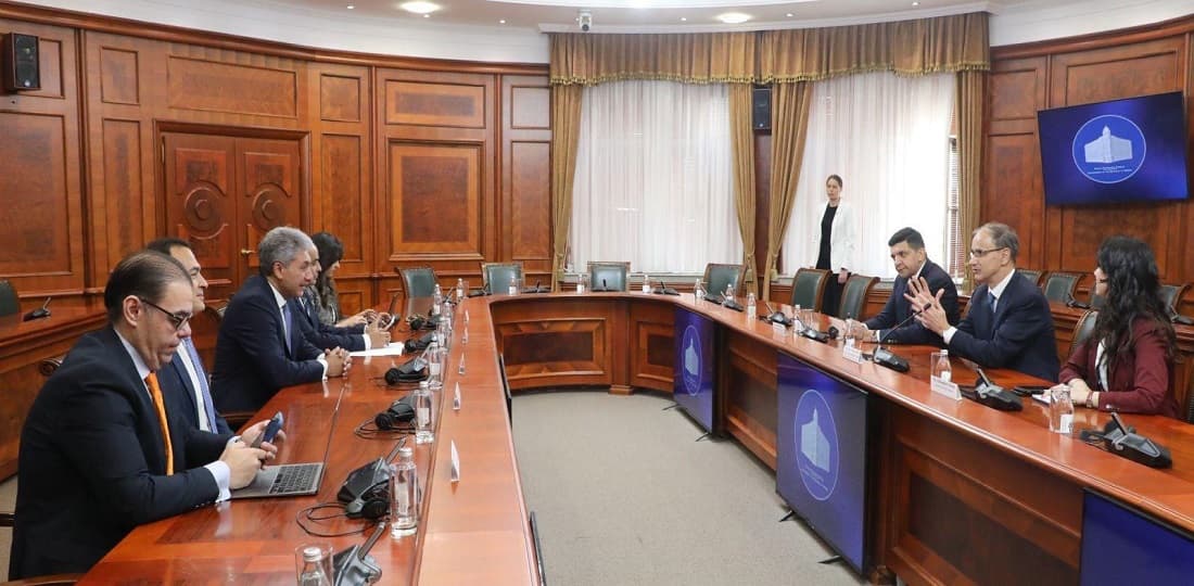 وزير السياحة يبحث مع رئيس وزراء صربيا زيادة رحلات الطيران المباشرة إلى مصر