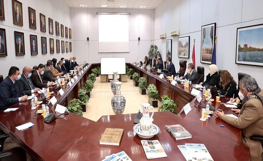 وزير السياحة يناقش تداعيات الأزمة الروسية الأوكرانية على السائحين العالقين في مصر