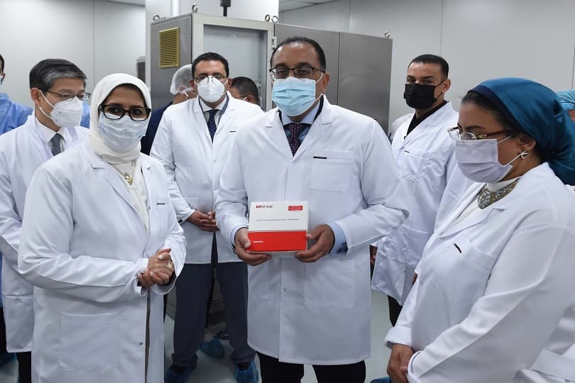 رئيس الوزراء يشهد إنتاج أول مليون جرعة من لقاح كورونا في مصر