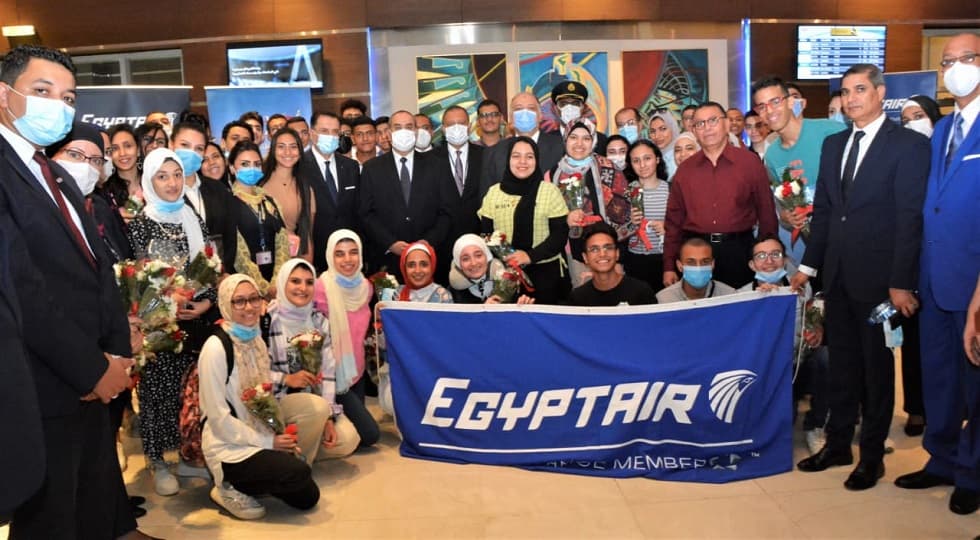 وزير الطيران يستقبل أوائل الثانوية العامة المسافرين إلى دبي على رحلة العمر لمصر للطيران