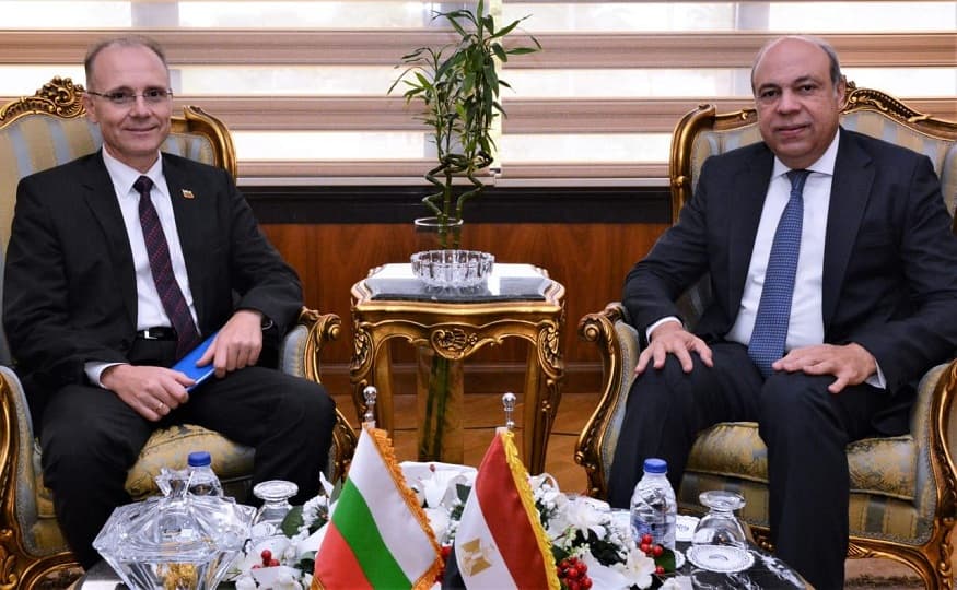 وزير الطيران وسفير بلغاريا بالقاهرة يبحثان تشغيل رحلات مباشرة إلى المدن السياحية المصرية