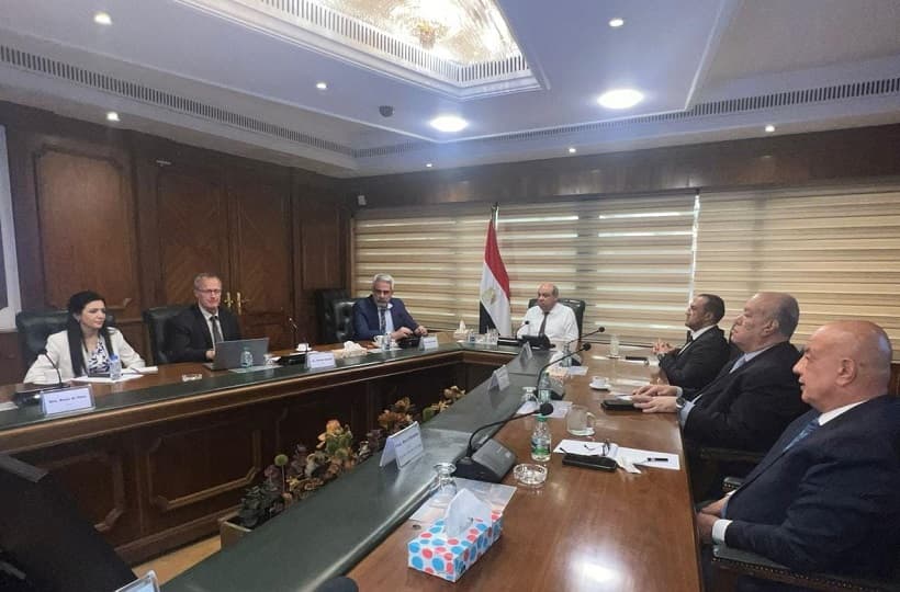 الحفني يبحث مع "الإياتا" التعاون في مجالات التدريب وتبادل المعلومات بين شركات الطيران