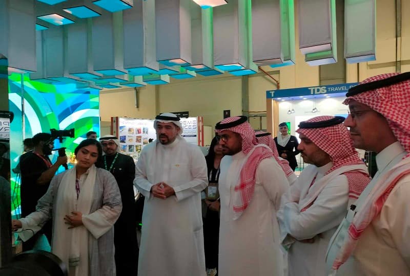 رئيس هيئة السياحة السعودية يزور جناح الخطوط السعودية بمعرض ATM بدبي ويستعرض منتجاتها.. بالصور