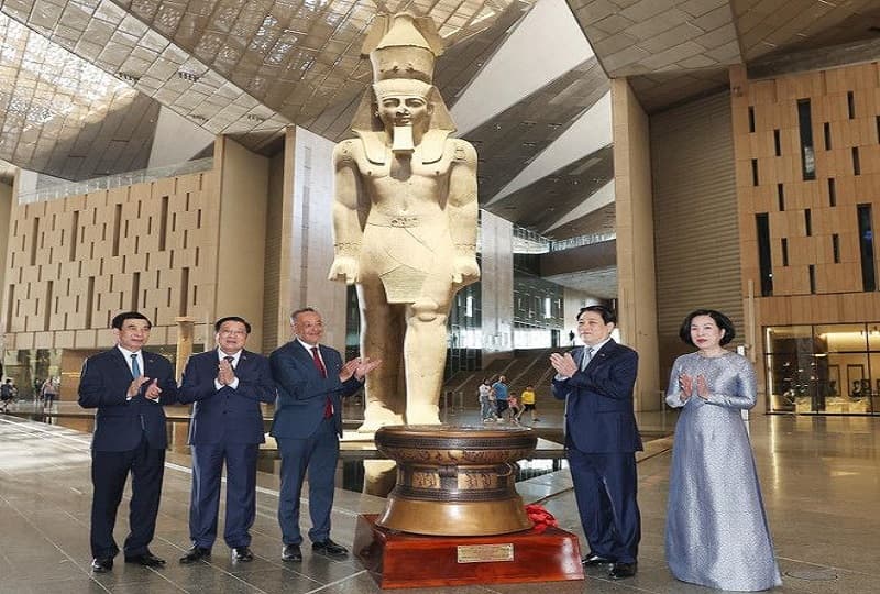 رئيس فيتنام يزور المتحف المصري الكبير وأهرامات الجيزة ويشيد بروعة الحضارة المصرية.. بالصور