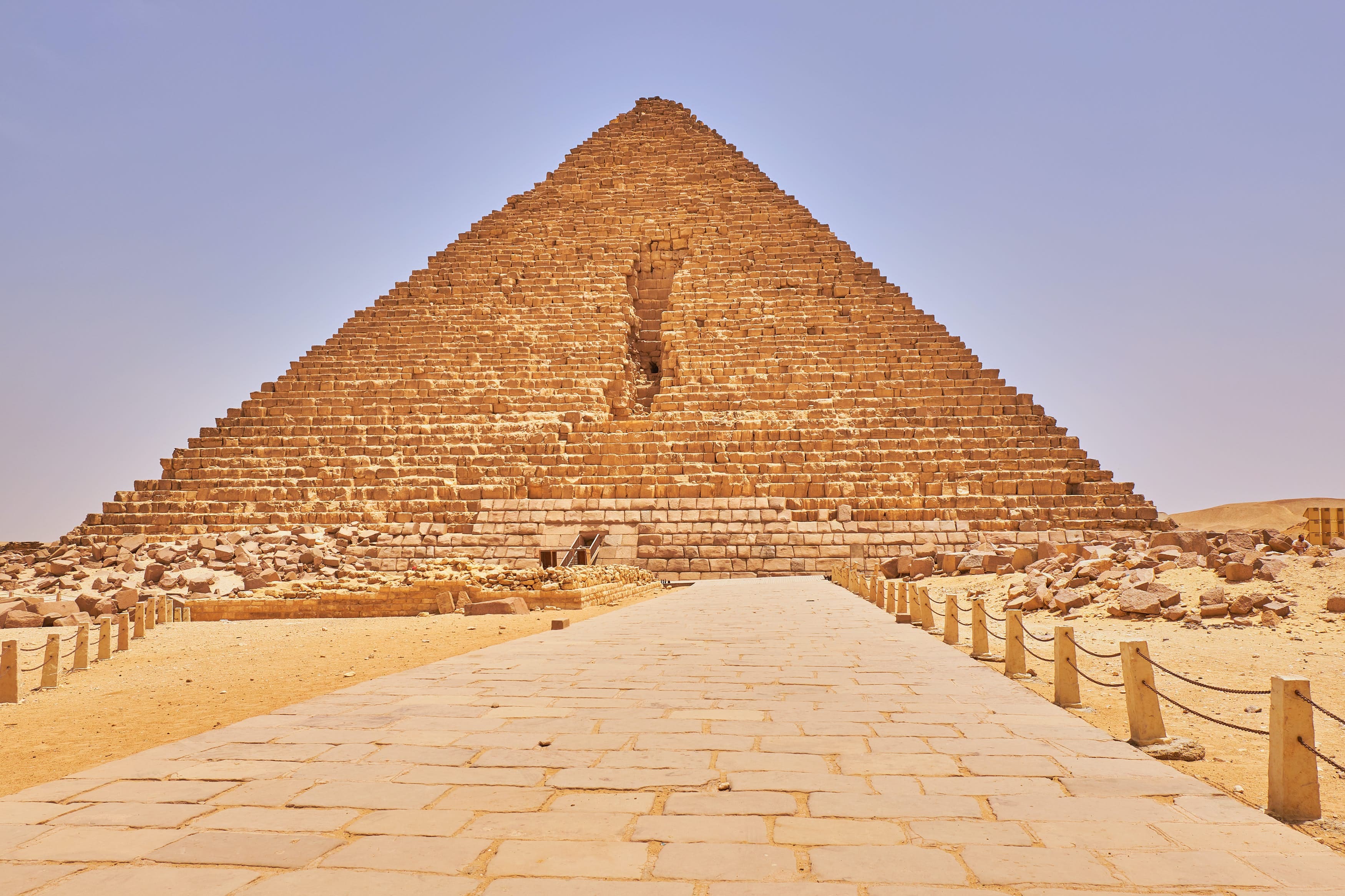 وزير السياحة والآثار يتسلم تقرير اللجنة العلمية المسئولة عن مراجعة مشروع ترميم هرم منكاورع