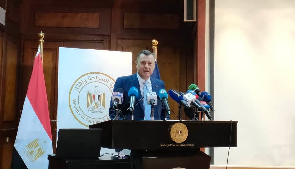 وزير السياحة يعلن تسهيلات لمنح التأشيرة السياحية بمنافذ الوصول للوافدين من الصين والهند