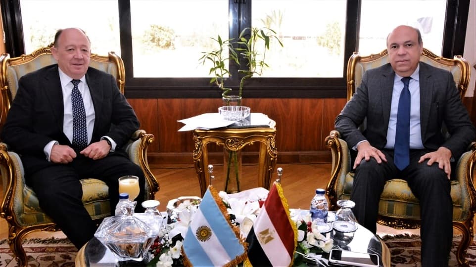 وزير الطيران يبحث مع سفير الأرجنتين بالقاهرة إمكانية تشغيل رحلات مباشرة مع مصر