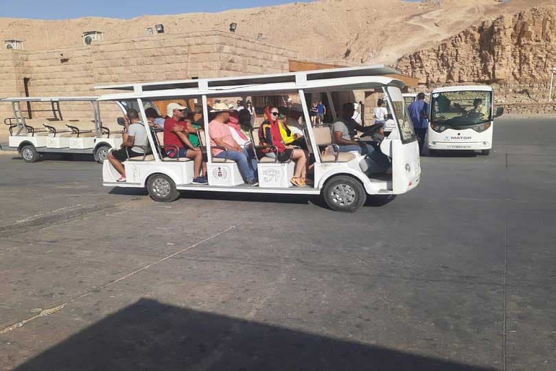 تشغيل سيارات تعمل بالطاقة الشمسية في موقعي الدير البحري ووادي الملوك بالأقصر
