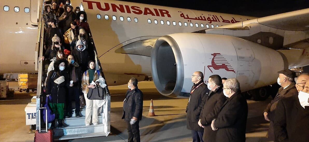 طائرة الخطوط التونسية تصل قرطاج على متنها 230 تونسيا من المقيمين في أوكرانيا