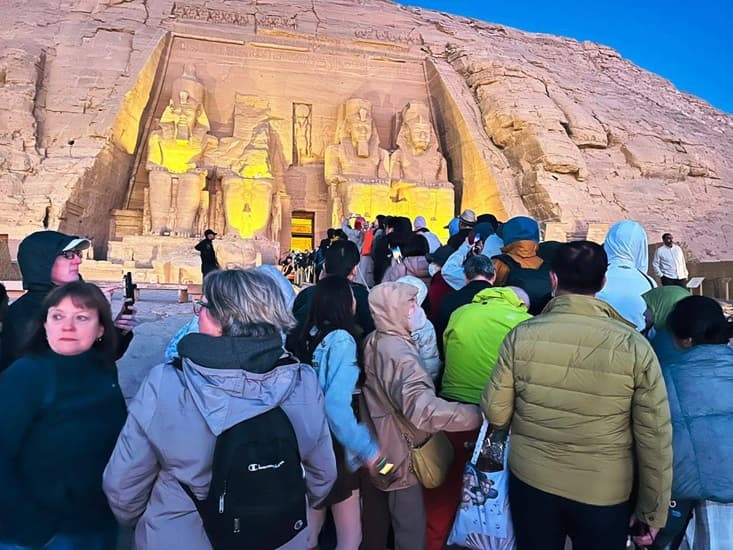 2000 سائح يشهدون اليوم تعامد الشمس على وجه الملك رمسيس الثاني بمعبد أبو سمبل