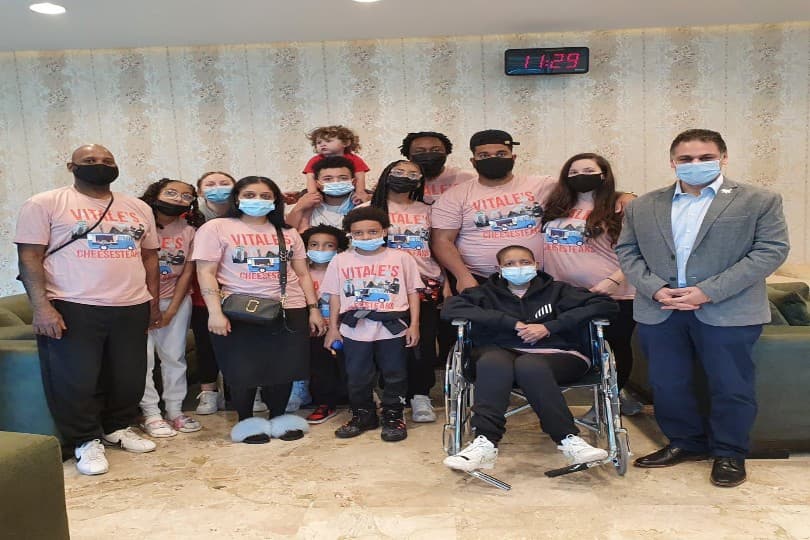 مصر تحقق حلم أمريكية مصابة بالسرطان في رؤية هرم خوفو.. "جلوريا والكر" تصل القاهرة