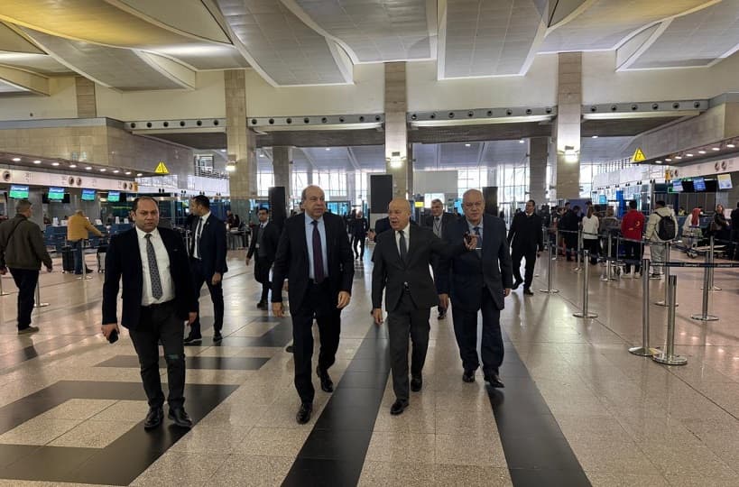 وزير الطيران يتفقد مطار القاهرة.. ويفتتح استراحة مصر للطيران "الميسان" لدرجة رجال الأعمال