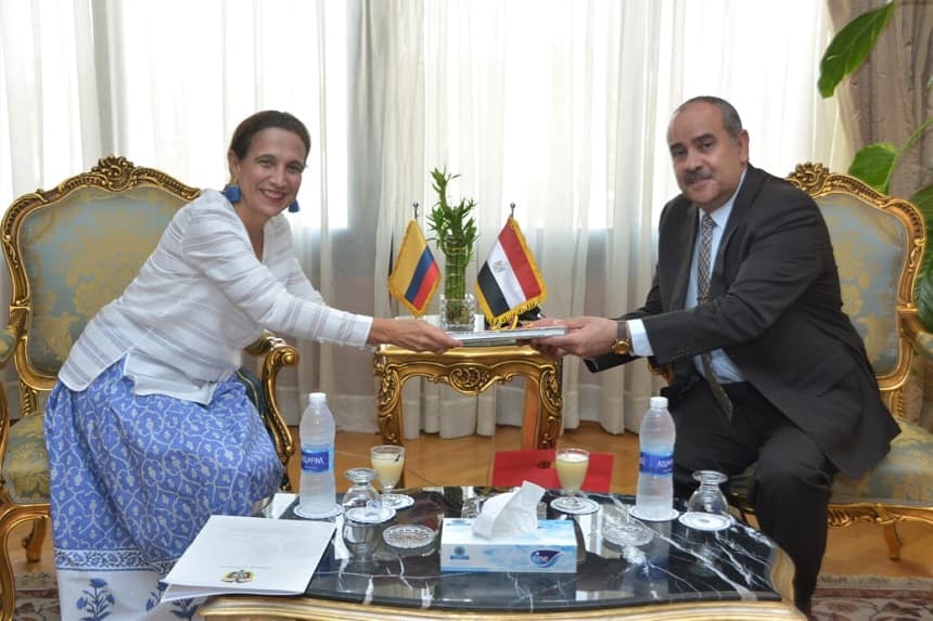 وزير الطيران يبحث مع سفيرة كولومبيا بالقاهرة إمكانية تسيير خط مباشر بين البلدين