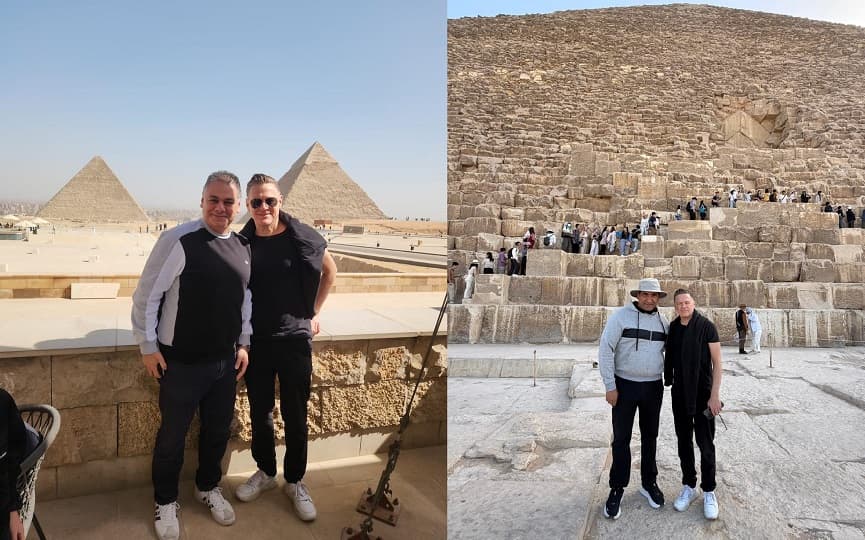 الفنان العالمي براين آدمز وأسرته يزورون أهرامات الجيزة بعد إحياء حفله بالمتحف المصري الكبير