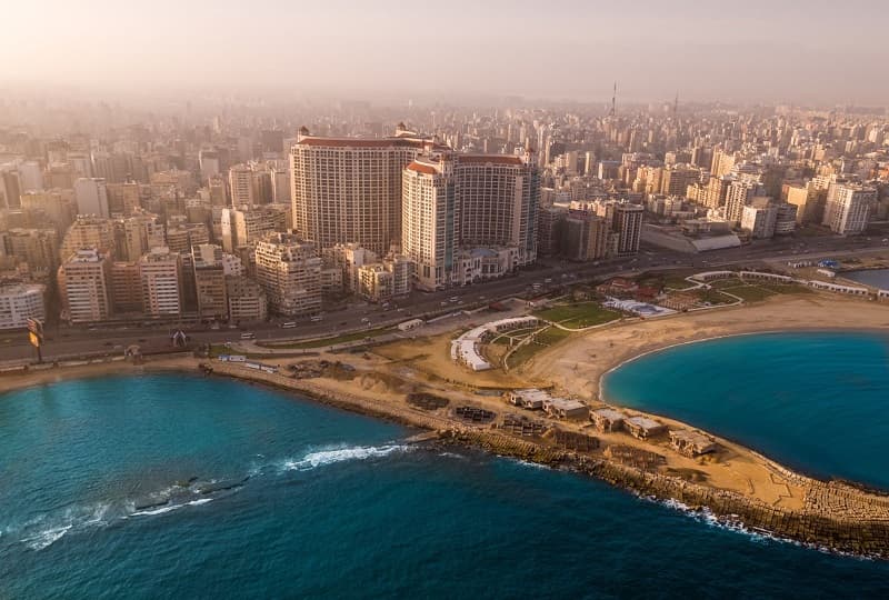 العناني يصدر قرارا بتشكيل الأمانة الفنية للجنة الدائمة لتراخيص المنشآت الفندقية والسياحية