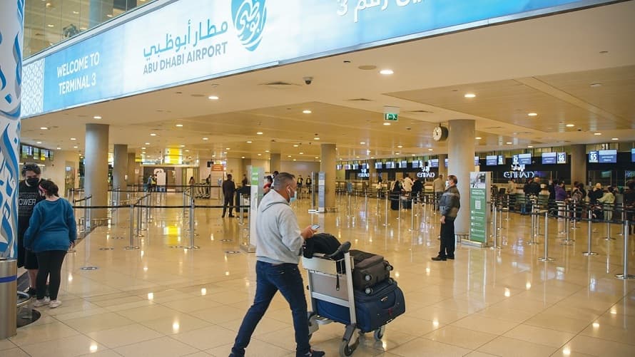 "مطارات أبوظبي" تتوقع 5 آلاف رحلة طيران تحمل 900 ألف مسافر خلال فترة عيد الأضحى